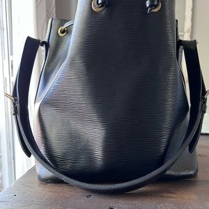 Louis Vuitton noe epi  leather shoulder bag (black